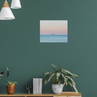 Póster Silueta de isla en el horizonte al atardecer