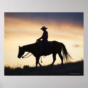 Póster Silueta de una vaquera en su caballo contra