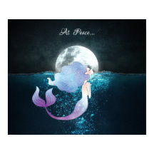 Sirenita nadando en paz bajo la luna llena