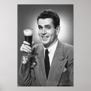 Póster Sirva sostener el vidrio de cerveza en el estudio