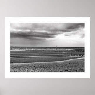 Póster Skate surf en la playa poster blanco y negro