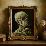 Póster Skeleton con un cigarrillo en llamas | Van Gogh<br><div class="desc">Calavera de un esqueleto con cigarrillo en llamas (1886) del artista holandés post-impresionista Vincent Van Gogh. La pintura original es un aceite sobre lienzo, probablemente del breve período de cursos de dibujo de Van Gogh en la Academia de Arte de Amberes. El cigarrillo que se quemó fue probablemente pensado como...</div>