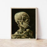 Póster Skeleton con un cigarrillo en llamas | Van Gogh<br><div class="desc">Calavera de un esqueleto con cigarrillo en llamas (1886) del artista holandés post-impresionista Vincent Van Gogh. La pintura original es un aceite sobre lienzo, probablemente del breve período de cursos de dibujo de Van Gogh en la Academia de Arte de Amberes. El cigarrillo que se quemó fue probablemente pensado como...</div>