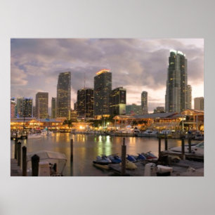 Póster Skyline financiero de Miami al atardecer