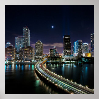 Póster Skyline of Miami city with bridge at night