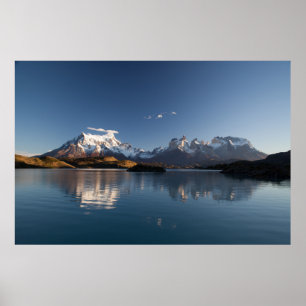 PÓSTER SNOW COVERED MOUNTAIN IN REFLECTIVE PHOTOGRAPHY