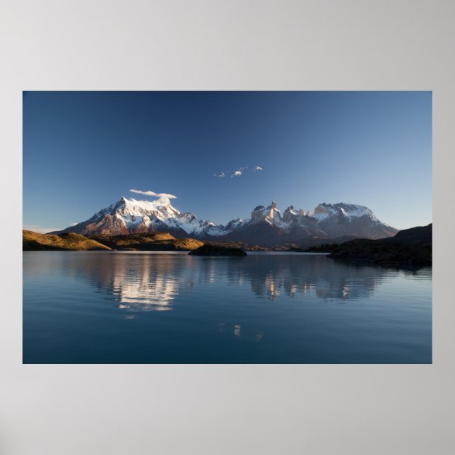 PÓSTER SNOW COVERED MOUNTAIN IN REFLECTIVE PHOTOGRAPHY (Frente)