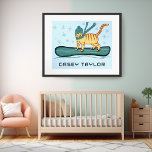 Póster SNOWBOARDING Tabby Cat Funny CUSTOM NOMBRE Nursera<br><div class="desc">¡CHECK MEOWT! ¿Has visto alguna vez a un gato snowboard? ¿Un gato esquiando? Añade tu propio texto al personalizar haciendo clic en "personalizar" arriba. También puede cambiar el texto, la fuente, los colores y el color de fondo. Seleccione el tamaño de impresión utilizando el menú desplegable de arriba y puede...</div>