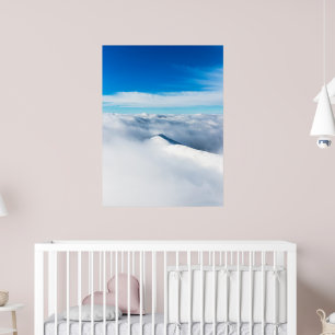 Póster Snowy winter mountain wrapped in clouds