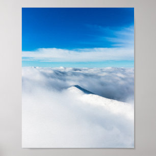 Póster Snowy winter mountain wrapped in clouds