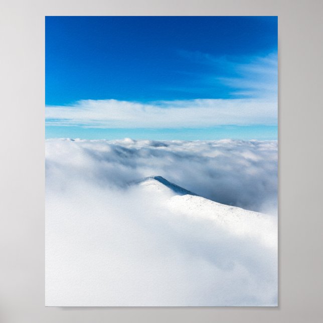 Póster Snowy winter mountain wrapped in clouds (Frente)