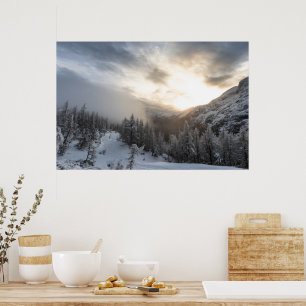 Póster Sol brillando en un impresionante paisaje invernal