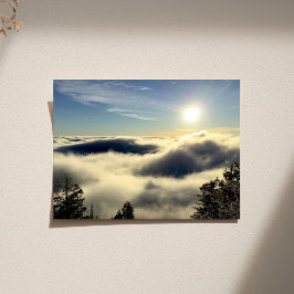 Póster Sol levantándose sobre las nubes sobre las Primave