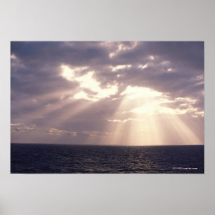 Póster Sol poniente que brilla a través de las nubes