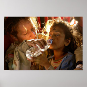 Póster Soldado ayudando a un niño refugiado