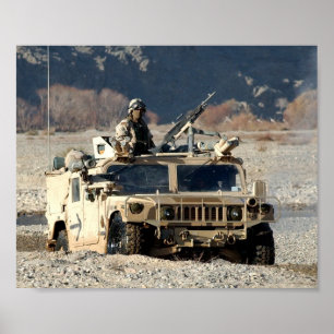 Póster Soldados conducen un HMMWV a través de un río