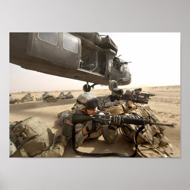 Póster Soldados desmontan un helicóptero UH-60 Black Hawk (Frente)