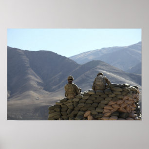 Póster soldados manejan equipo de comunicaciones