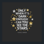 Póster Sólo cuando es lo suficientemente oscuro puedes ve<br><div class="desc">Descubre el poderoso mensaje: "Sólo cuando es lo suficientemente oscuro puedes ver las estrellas", inspirado por Martin Luther King Jr. Este diseño motivacional celebra la resiliencia, la fuerza interior y la luz que encontramos en los tiempos más oscuros. Perfecto para quienes creen en la libertad, en las vibraciones positivas y...</div>