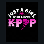 Póster Sólo un Chica que ama el corazón del dedo del K-Po<br><div class="desc">Sólo Un Chica Al Que Le Encanta El Diseño K-Pop. La cultura coreana está tomando a los estados por asalto. Para niños, chicas y todos los niños del kpop. Sea parte de la acción y ostente este diseño. Compañero perfecto para k-drama y relajación o para cantar tu música k-pop favorita....</div>
