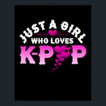 Póster Sólo un Chica que ama el corazón del dedo del K-Po<br><div class="desc">Sólo Un Chica Al Que Le Encanta El Diseño K-Pop. La cultura coreana está tomando a los estados por asalto. Para niños, chicas y todos los niños del kpop. Sea parte de la acción y ostente este diseño. Compañero perfecto para k-drama y relajación o para cantar tu música k-pop favorita....</div>