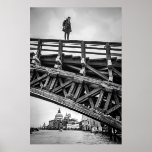 Póster Soporte del atleta de Parkour en el puente en