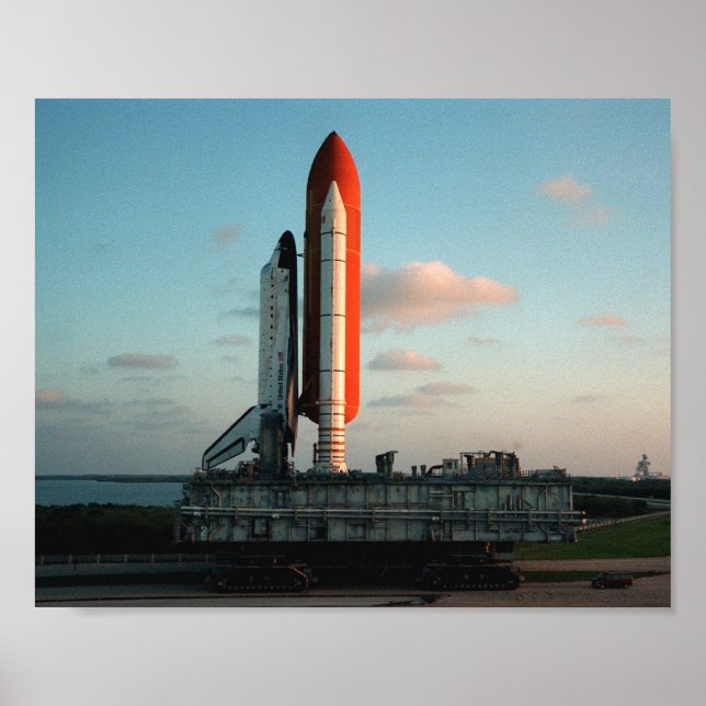 Póster Space Shuttle Discovery atop a Crawler Transporter (Frente)
