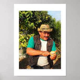 Póster Spanish man with a grapefruit