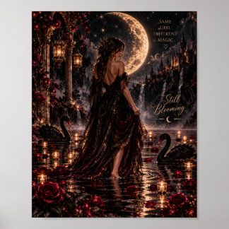 Póster Still Blooming | Diosa Gótica a la Luz de la Luna 