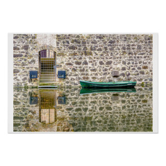 Póster Stille Begegnung – Boot vor alter Mauer