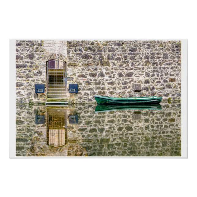 Póster Stille Begegnung – Boot vor alter Mauer (Anverso)