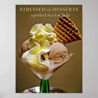 Póster STRESSED es POSSERTS que se escribe hacia atrás