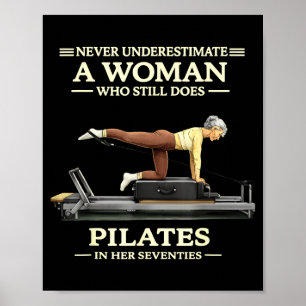 Póster Subestimar a una mujer que hace pilates en los 70 