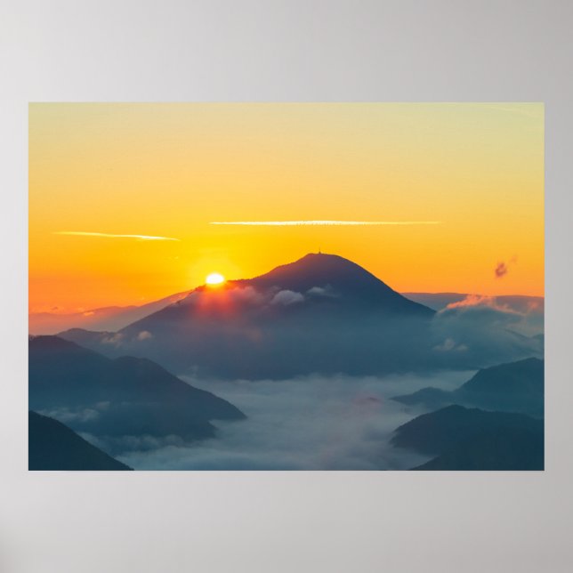 Póster Sun peaking behind Uršlja gora, Slovenia (Frente)
