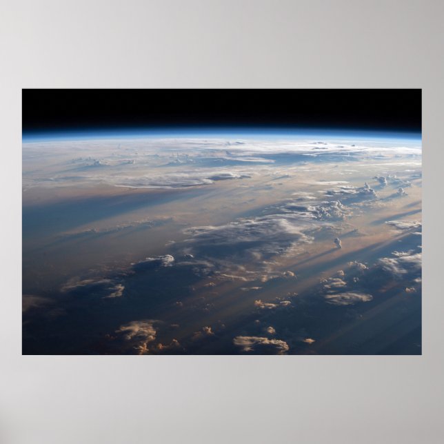 Póster Sunrise arroja largas sombras sobre el mar de Fili (Frente)