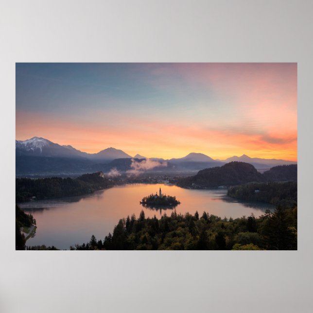 Póster Sunrise sobre Lake Bled poster print (Frente)