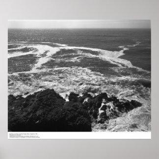 Póster Surf, rocas y líneas de espuma cerca de la estació