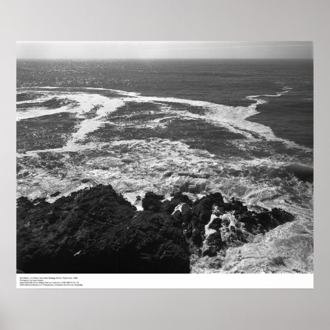 Póster Surf, rocas y líneas de espuma cerca de la estació (Frente)