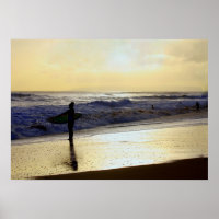 Surfista al atardecer en la playa de Kauai, Niihau