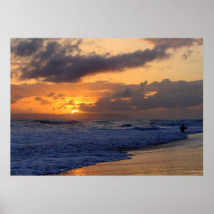 Póster Surfista al atardecer en la playa de Kauai, Niihau