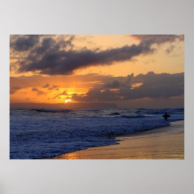 Póster Surfista al atardecer en la playa de Kauai, Niihau (Frente)