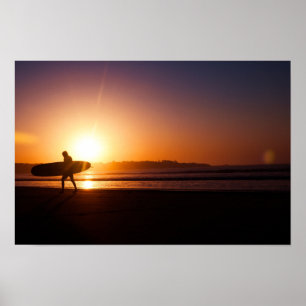 Póster Surfista en la playa al atardecer