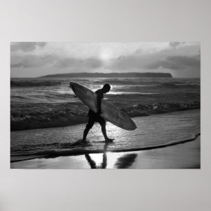 Póster Surfista Hawaiano Camino a Casa, Blanco y Negro