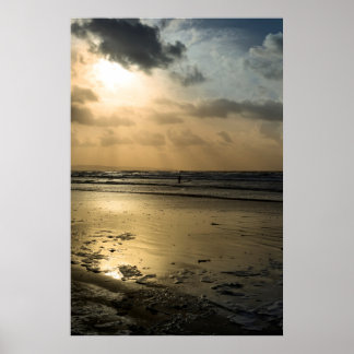 Póster surfista solitario en las olas de invierno