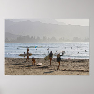 Póster Surfistas al atardecer, bahía de Hanalei, Kauai