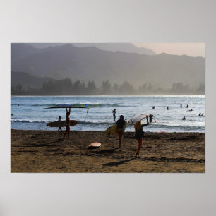 Póster Surfistas del atardecer, bahía de Hanalei, Kauai