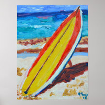 Tablón de surf rojo y amarillo en playa de arena