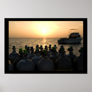 Póster Tanques de Scuba y barcos de buceo al amanecer