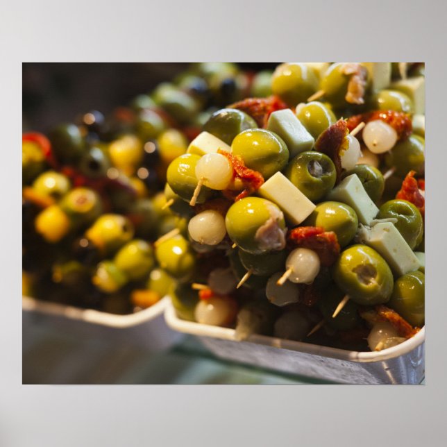 Póster Tapas made with stuffed olives (Frente)