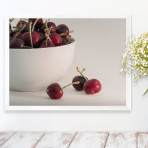 Tazón de cerezas rojas frescas en tonos suaves fot